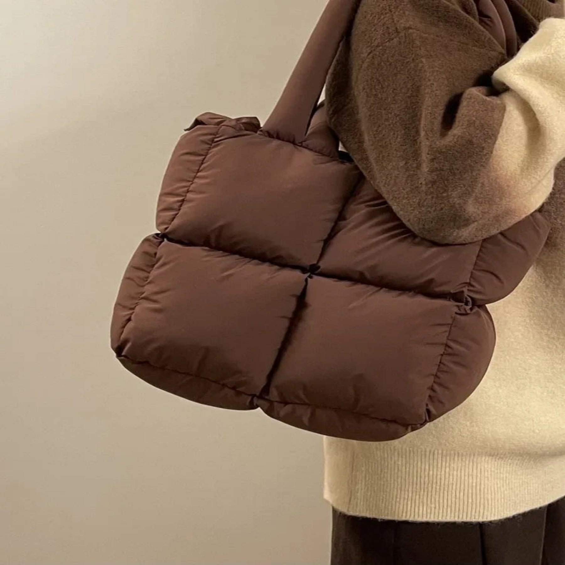 Quilted Schultertasche ⎜ Weiches, geräumiges Design mit gepolstertem Stoff für hohen Tragekomfort