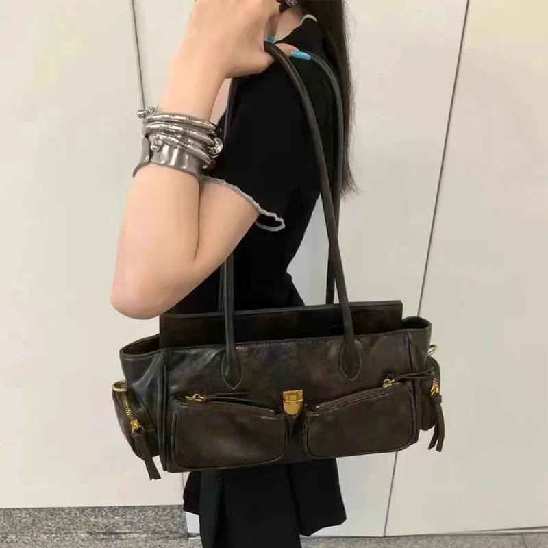 Damentasche aus Leder ⎜ Geräumige Schultertasche mit Retro-Look und Außentaschen