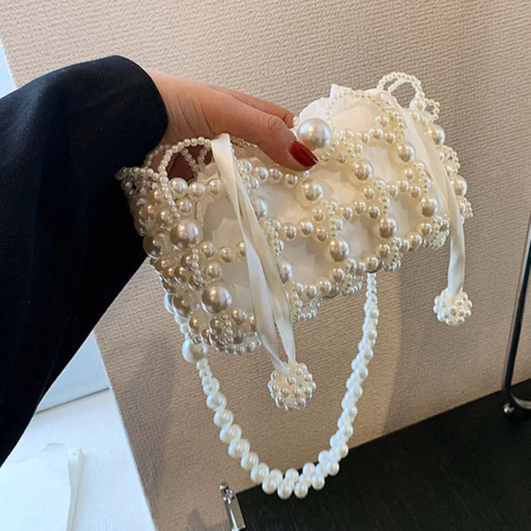 Perlen Mini Umhängetasche ⎜ Stilvolle Schultertasche mit Perlendetails und verstellbarem Riemen