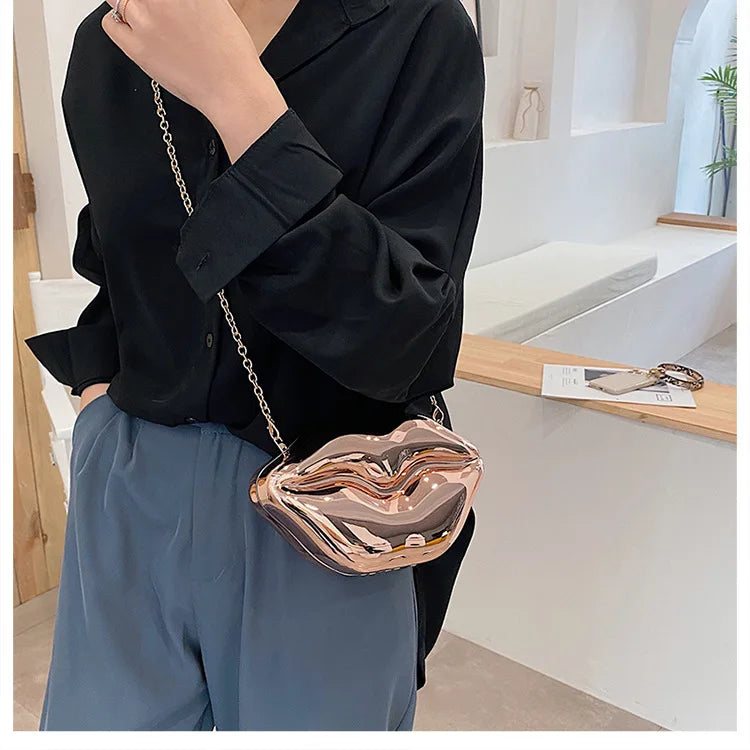 Damen Umhängetasche mit Kette ⎜ Glänzende Schultertasche in Lippenform für Partys und besondere Anlässe