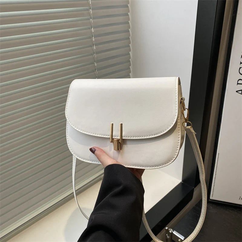 Umhängetasche für Damen ⎜ Schlichte Schultertasche mit Goldverschluss und verstellbarem Riemen für Alltag und Freizeit