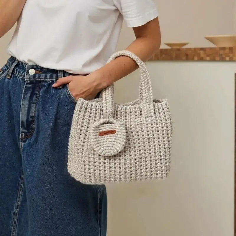 Handtasche für Damen ⎜ Handgemachte Stricktasche aus weichem Garn mit kurzem Henkel und charmantem Design