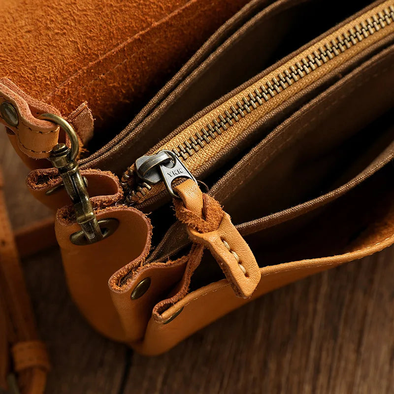 Umhängetasche für Damen ⎜ Elegante Schultertasche aus Echtleder mit sicherem Druckknopf und kompakter Form