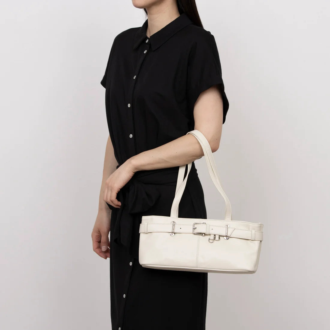 Damen Handtasche im Retro-Stil ⎜ Elegante Schultertasche mit Riemendetail und Schlüsselanhänger für Büro und Alltag