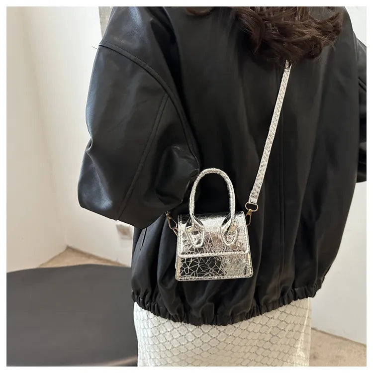 Kleine Umhängetasche für Damen ⎜ Goldene Handtasche mit trendigem Design und abnehmbarem Schultergurt