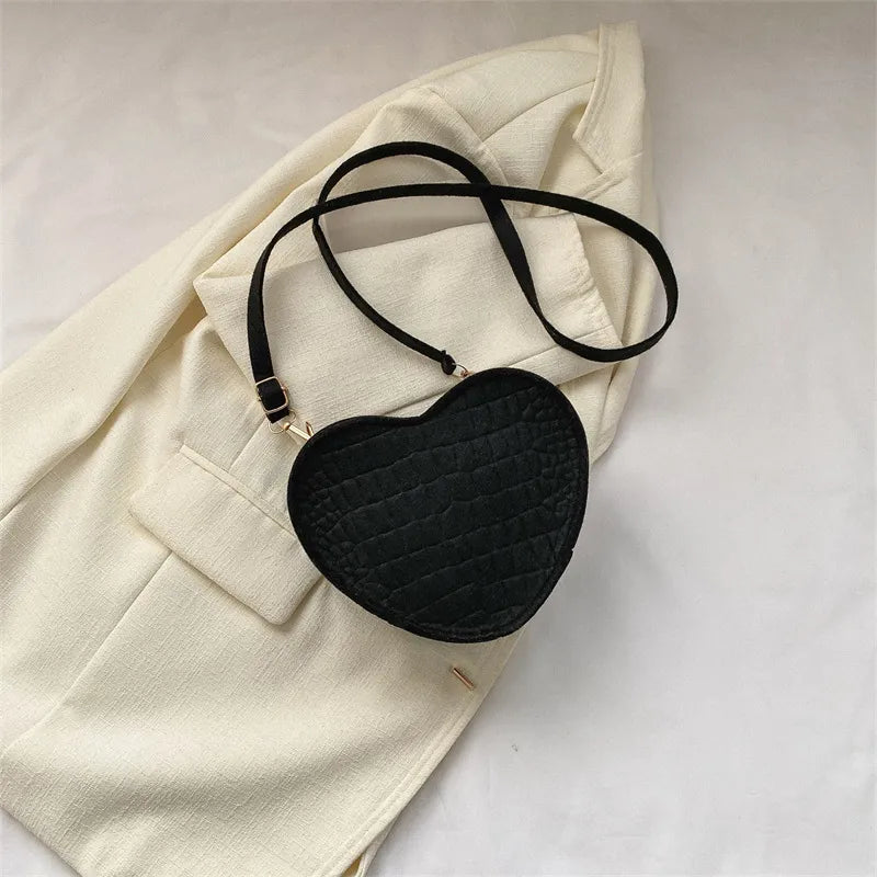 Umhängetasche für Damen ⎜ Gepolsterte Schultertasche in Herzform mit Reißverschluss für Alltag und Freizeit