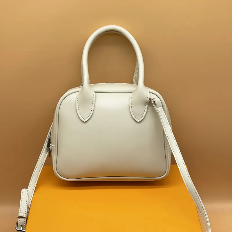 Handtasche für Damen ⎜ Geräumige Tragetasche im Doctor-Bag-Stil mit Nieten und Quaste für Alltag und Büro