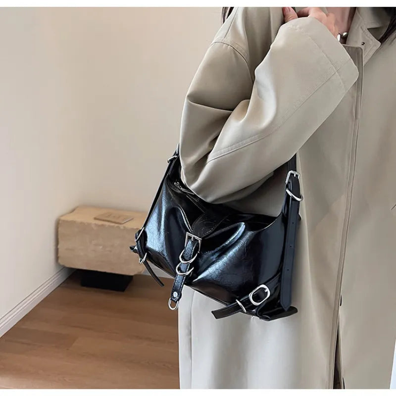 Schultertasche für Damen ⎜ Modische Underarm-Bag aus Lackleder mit Schnallen und großem Stauraum für den Alltag