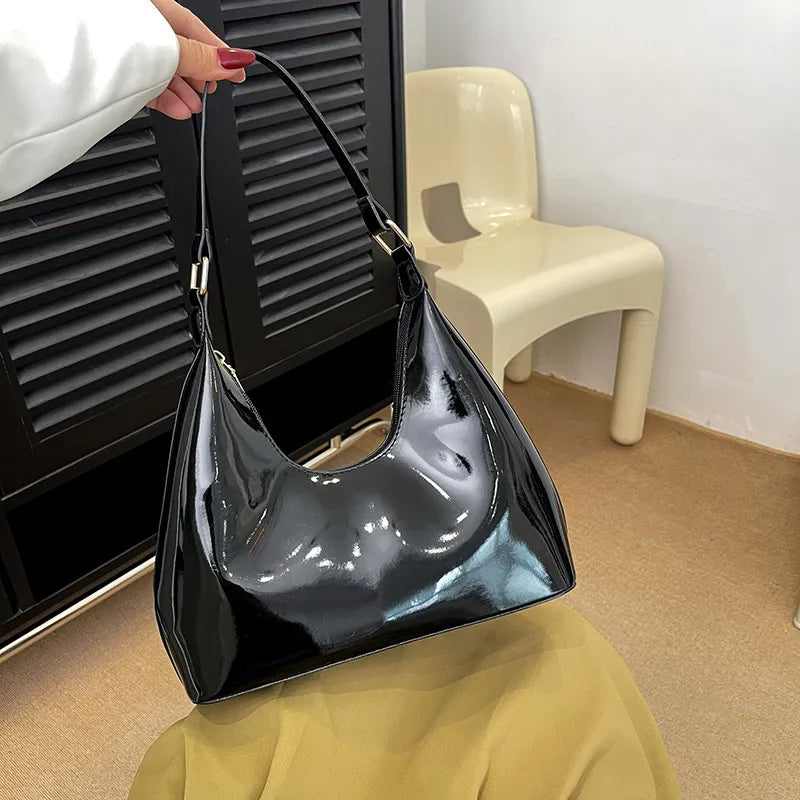 Schultertasche für Damen ⎜ Glänzende Handtasche in Lackleder-Optik mit modernem Design für jeden Anlass