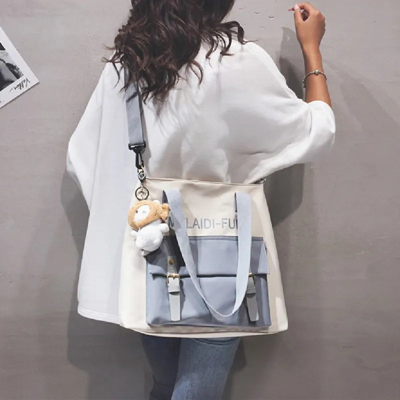 Schultertasche für Damen ⎜ Robuste Umhängetasche aus Nylon mit Frontfach und Plüschanhänger