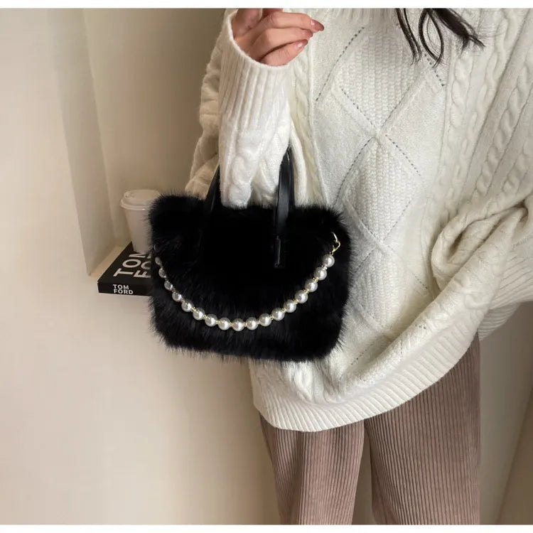 Umhängetasche für Damen ⎜ Flauschige Wintertasche mit Perlendekor und Tragegriff für Alltag und Events