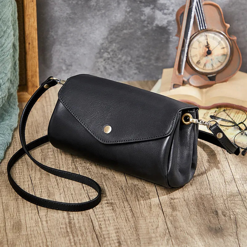 Umhängetasche für Damen ⎜ Elegante Schultertasche aus Echtleder mit sicherem Druckknopf und kompakter Form