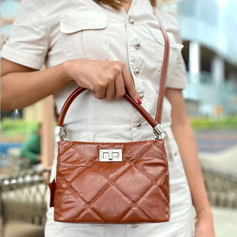 Handtasche im Diamant-Design ⎜ Edle Leder-Tasche mit Modernem Look und Praktischem Tragegriff