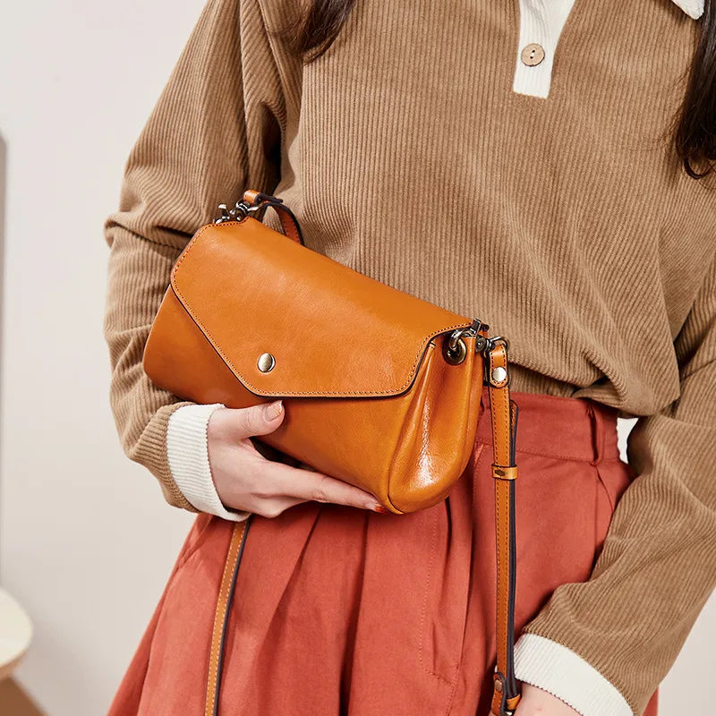 Umhängetasche für Damen ⎜ Elegante Schultertasche aus Echtleder mit sicherem Druckknopf und kompakter Form