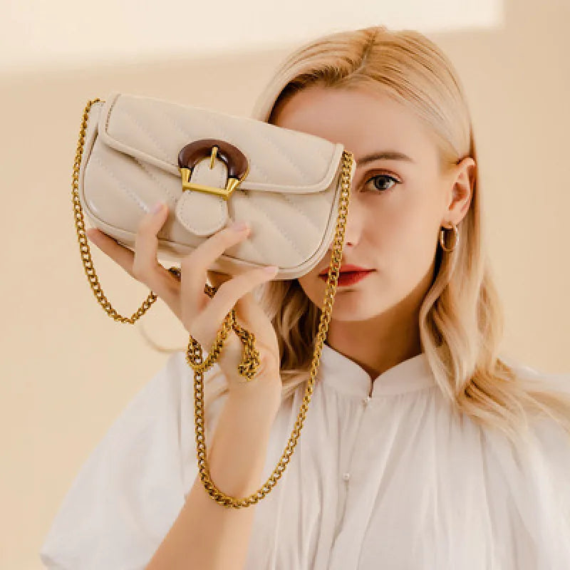Umhängetasche für Damen ⎜ Gestepptes Mini-Bag mit Kettengurt und dekorativer Schnalle für Ausgehen und Alltag