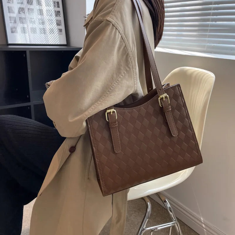 Handtasche für Damen ⎜ Geräumige Schultertasche mit Rautenmuster und verstellbarem Riemen
