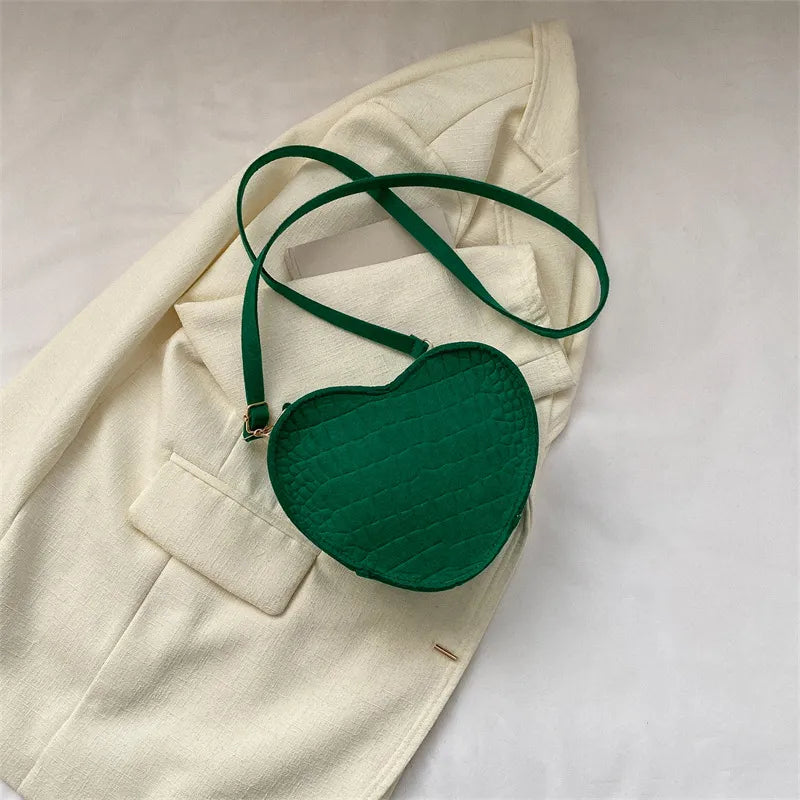 Umhängetasche für Damen ⎜ Gepolsterte Schultertasche in Herzform mit Reißverschluss für Alltag und Freizeit