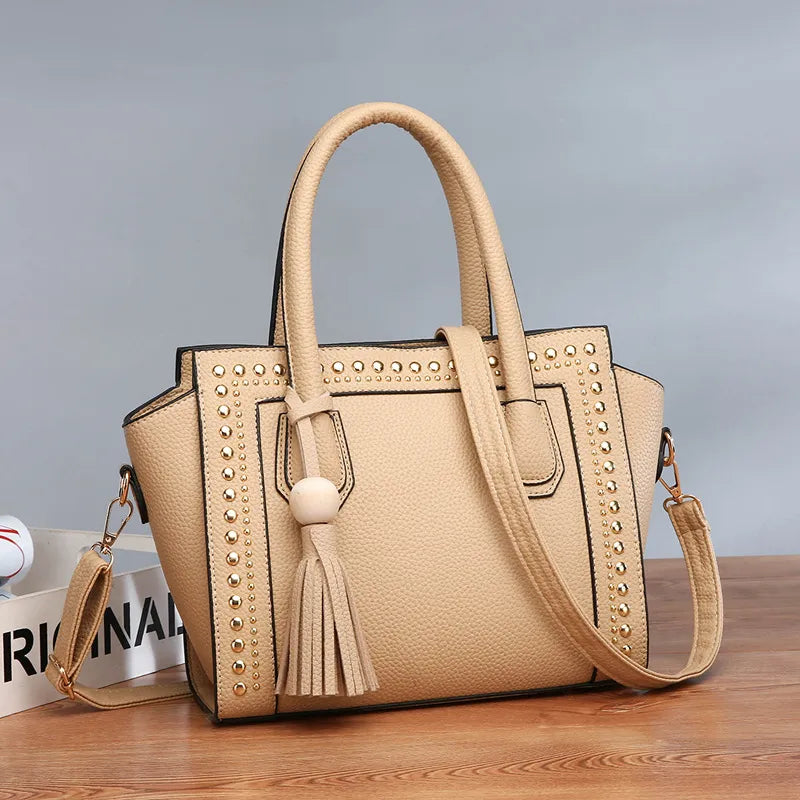 Handtasche für Damen ⎜ Geräumige Tragetasche im Doctor-Bag-Stil mit Nieten und Quaste für Alltag und Büro