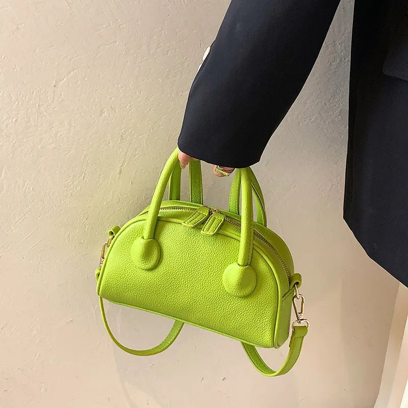 Handtasche für Damen ⎜ Kompakte Schultertasche im eleganten Design mit Reißverschluss für Alltag und Ausgehen