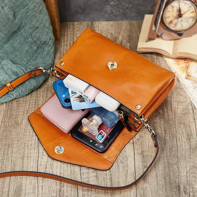 Umhängetasche für Damen ⎜ Elegante Schultertasche aus Echtleder mit sicherem Druckknopf und kompakter Form