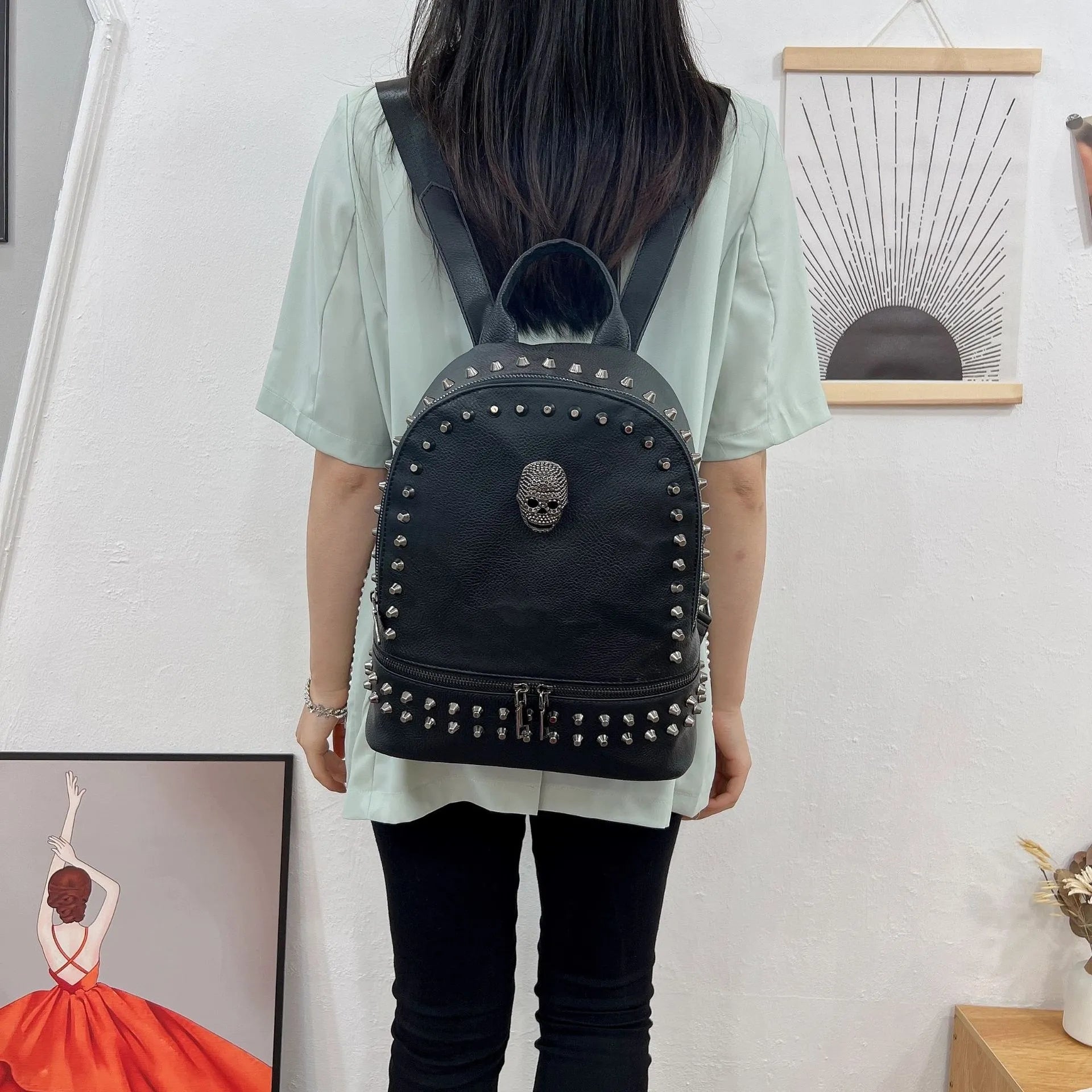 Damen Rucksack im Punk-Stil ⎜ Modischer Leder-Rucksack mit Nieten und Totenkopf-Details