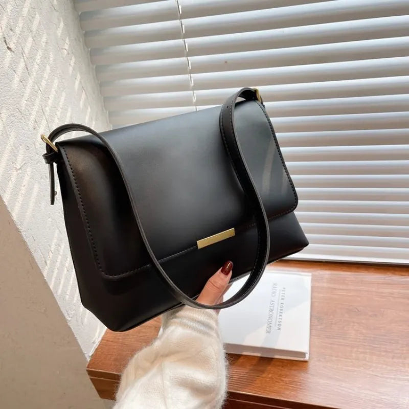 Umhängetasche für Damen ⎜ Elegante Schultertasche in Lederoptik mit Klappverschluss für Büro und Alltag