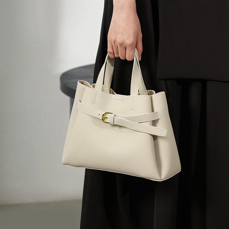 Handtasche aus Echtleder für Damen ⎜ Geräumige Alltagstasche mit Tragegriff und stilvoller Gürtelschnalle