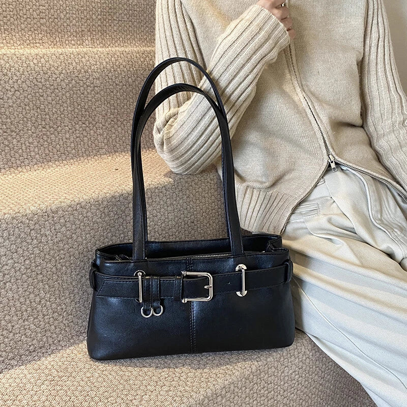 Damen Handtasche im Retro-Stil ⎜ Elegante Schultertasche mit Riemendetail und Schlüsselanhänger für Büro und Alltag