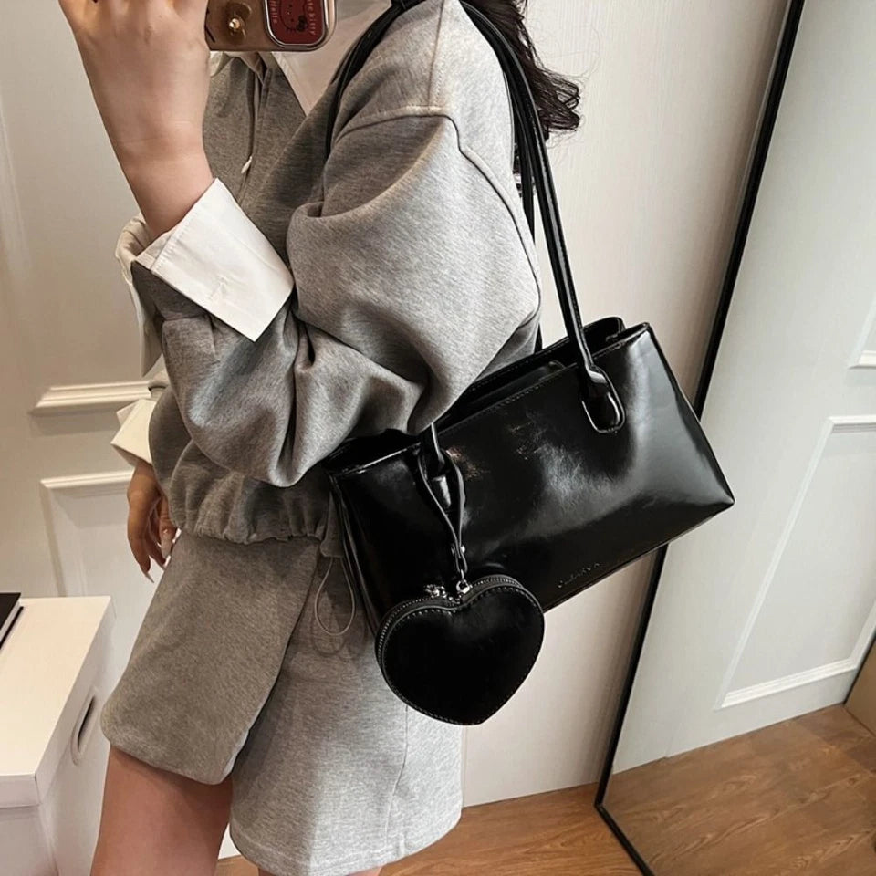 Damentasche mit Anhänger ⎜ Geräumige Schultertasche aus glänzendem Kunstleder mit Herz-Münzfach